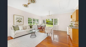 5 Bedroom Astounding Villa with Tennis Court - Sydney
